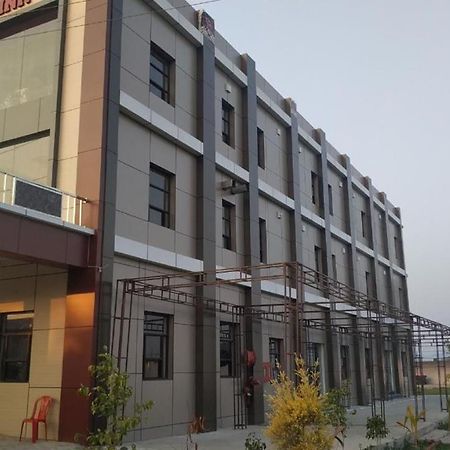 Hotel Yoran Inn & Restaurant By Wb Inn Sadabad Esterno foto