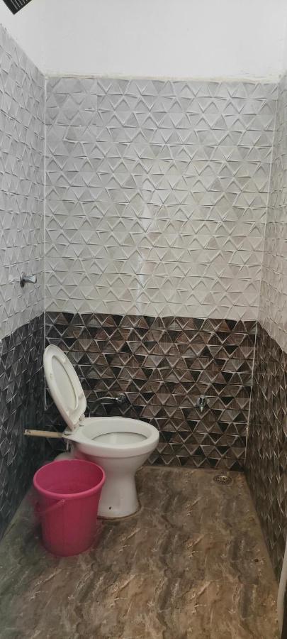 Hotel Yoran Inn & Restaurant By Wb Inn Sadabad Esterno foto