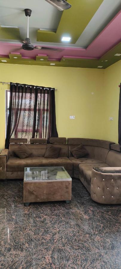 Hotel Yoran Inn & Restaurant By Wb Inn Sadabad Esterno foto