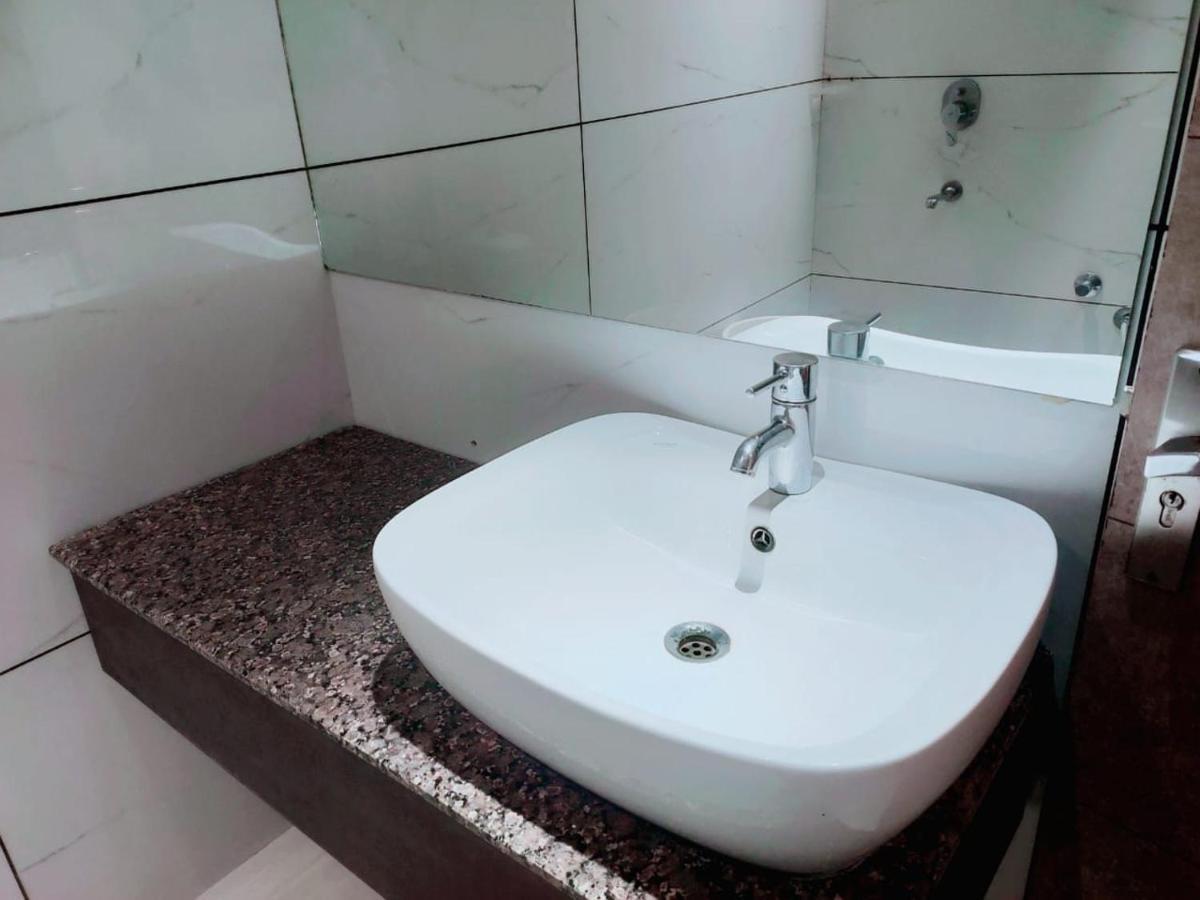 Hotel Yoran Inn & Restaurant By Wb Inn Sadabad Esterno foto