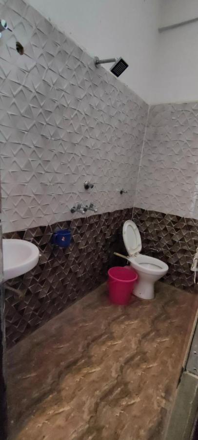 Hotel Yoran Inn & Restaurant By Wb Inn Sadabad Esterno foto